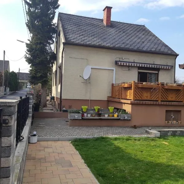 Holz Haus nähe Wien, hotel em Traiskirchen