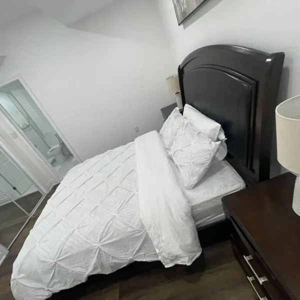 luxury & Spacious 2 bedrooms basement serviced apartment, hotel in Brampton