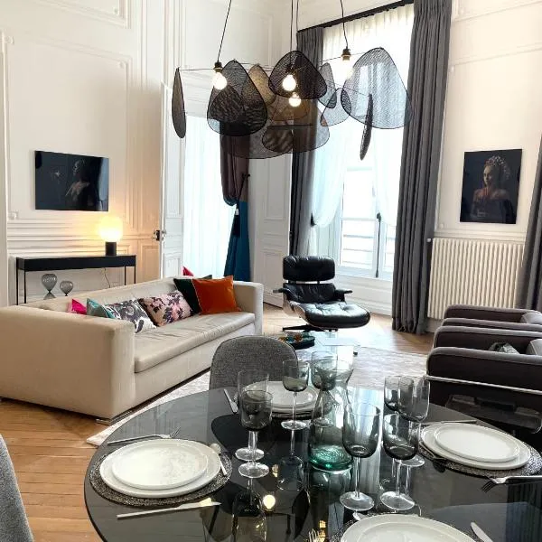 Appartement Charles Le Brun, Face au Château de Versailles, avec parking privé, hotel in Versailles