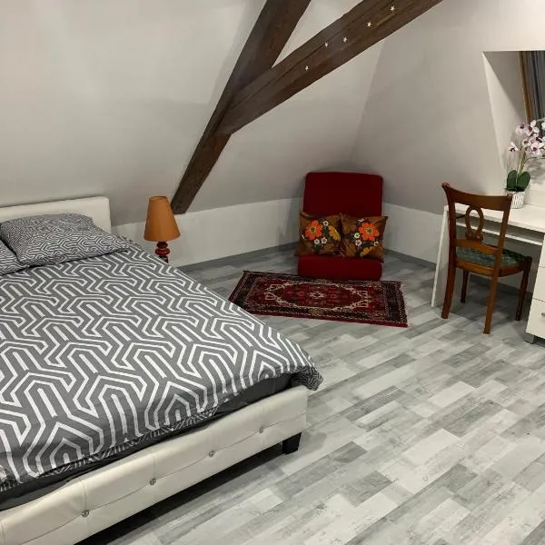 Chambre rustique avec double lit et sa salle de bain privée, ξενοδοχείο σε Urbès