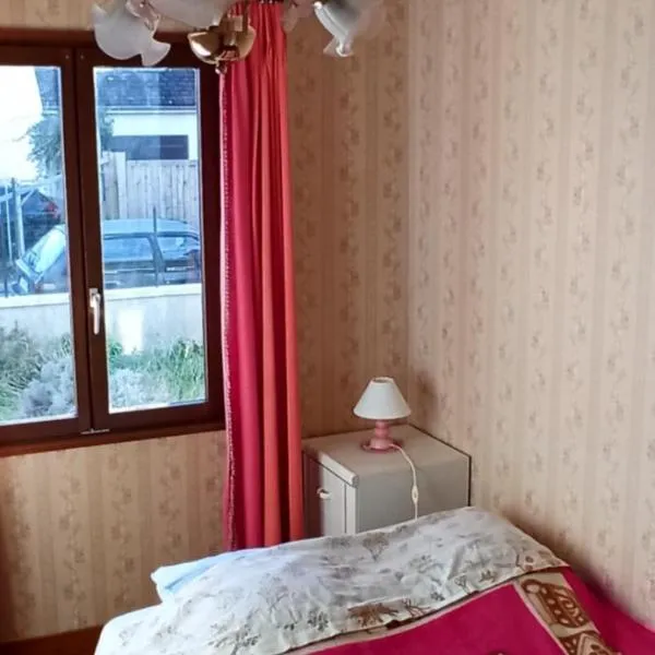 Etablissement commun avec chambre privé tranquille avec jardin a 10 min a pied de la gare de Fleury-les-Aubrais et 2 min d Orléans, hotel a Fleury-les-Aubrais