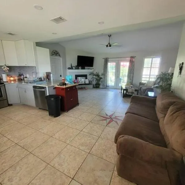 Beautiful 3 bedroom home 4 minutes from the beach, hotel in Pensacola