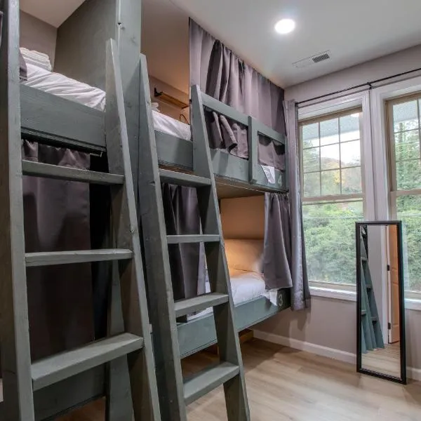 The Lazy Tiger Hostel, hotel i Woodfin