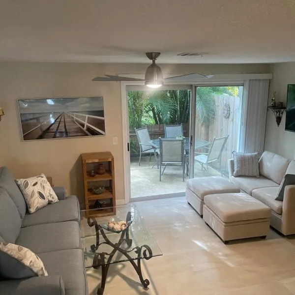 Coastal Townhome in Jupiter 1 mile to beach!, hotel v destinaci Jupiter