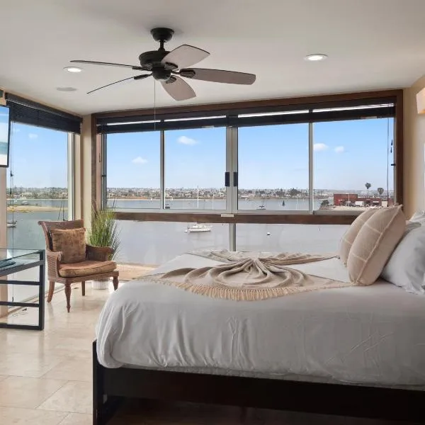 Stunning Bayfront condo with gorgeous views, garage, massive roof deck & AC - dogs welcome!, khách sạn ở San Diego