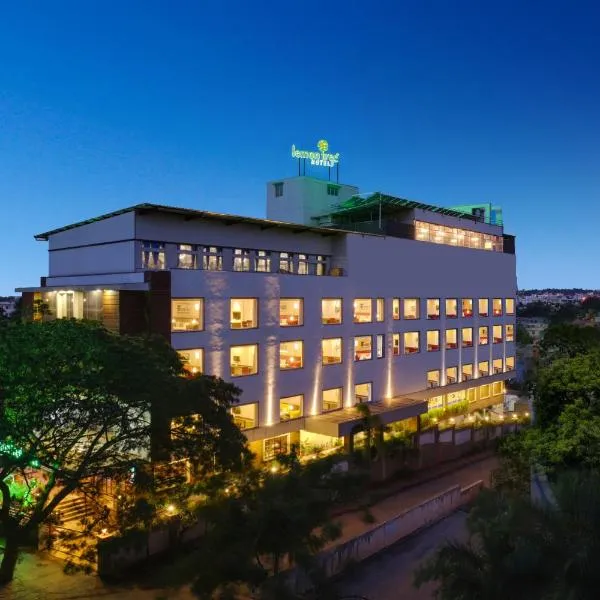 Lemon Tree Hotel, Hubli, hotel in Sattūr