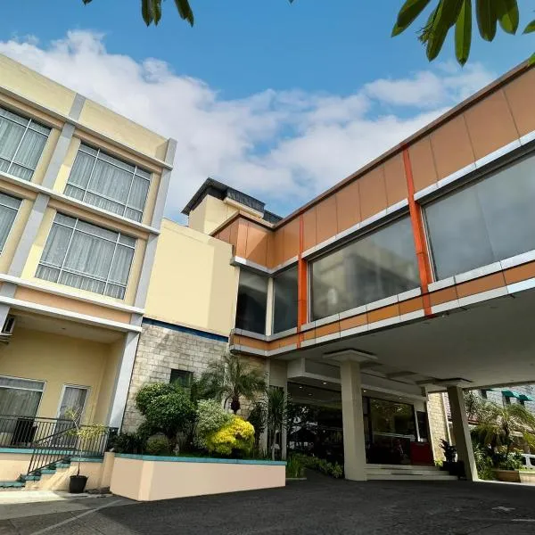 Parkside Mandarin Hotel Pekalongan، فندق في بيكالونغان