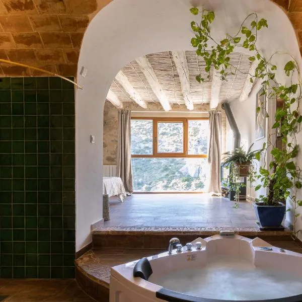 Casa rural Vall de Gallinera con Chimenea, piscina y jacuzzi DIANIA – hotel w mieście Patró