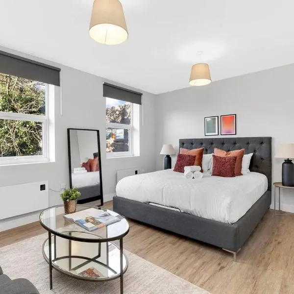 Stunning and Extremely spacious 1bed flat in Tooting, hotel in Londen