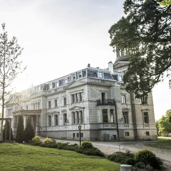 Schloss Kaarz mit Park, hotel in Mestlin