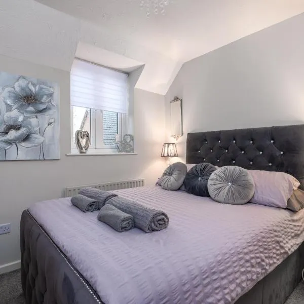 WORCESTER Fabulous Cherry Tree Mews self check in dogs welcome by prior arrangement , 2 double bedrooms ,super fast Wi-Fi, with free off road parking for 2 vehicles near Royal Hospital and woodland walks, hotel a Grafton Flyford