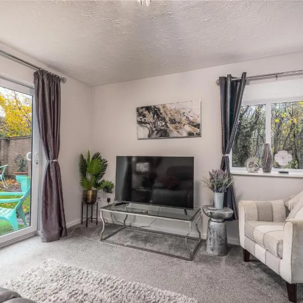 WORCESTER Fabulous Cherry Tree Mews self check in dogs welcome by prior arrangement , 2 double bedrooms ,super fast Wi-Fi, with free off road parking for 2 vehicles near Royal Hospital and woodland walks, hotel v destinaci Worcester