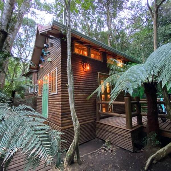 Cabana Lara, com lareira e muito estilo.