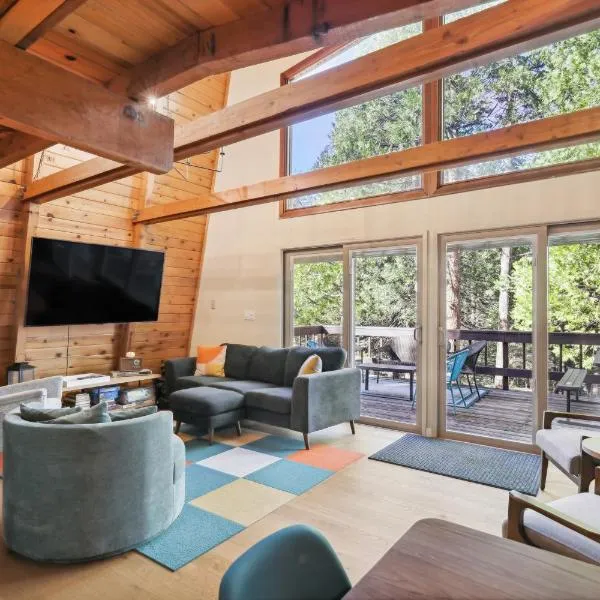 Charming Pinecrest Cabin with Private Deck, hôtel à Strawberry