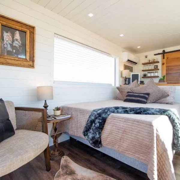 New The Cowboy Boots-Shipping Container Home, hotel in Alpine