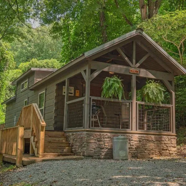 Ernie Cabin Wauhatchie Woodlands Tiny Cabin, hotel in Chattanooga