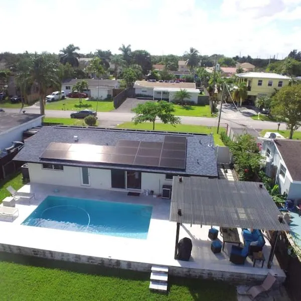 Modern pool home on the lake near Hardrock FLL airport, hotel v destinaci Davie