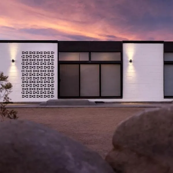 Neutra Home Joshua Tree Luxury Retreat Pool and Spa, hotel v destinaci Joshua Tree