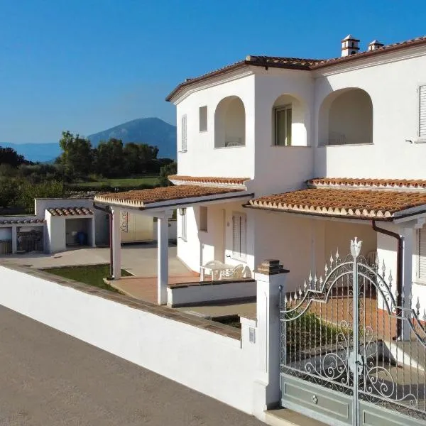 Residence in Orosei apartments with air conditioning and private outdoor area, hotel v destinaci Orosei