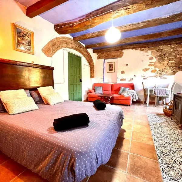 Estudio en masía Can Mon, hotel v destinaci Anglés