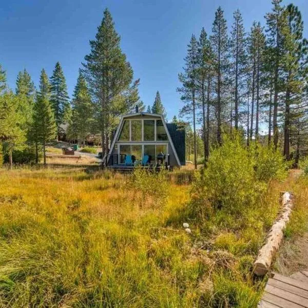Modern Gambrel Cabin Near Ski Resorts, hotel in Truckee