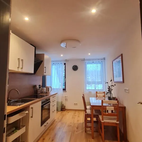 Schöne Ferienwohnung mit Balkon und Terrasse in ruhiger Lage, hotel v destinaci Helsa