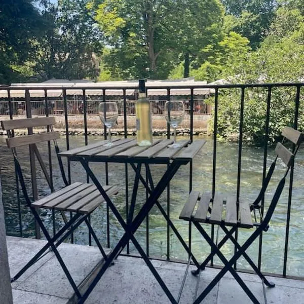 Riverside flat between Isle sur la Sorgue & Gordes, hotel en Fontaine-de-Vaucluse