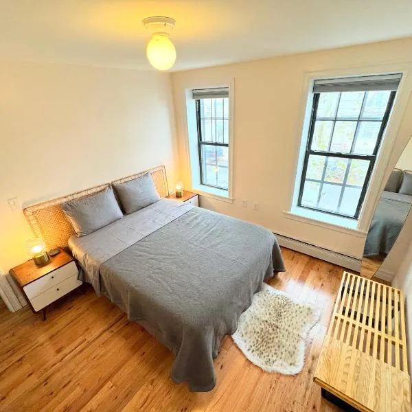 The Waltham Private Room & bathroom John F Kennedy JFK LGA Airport Manhattan Penn Station bullet-train 15 min, hotel v Queensu