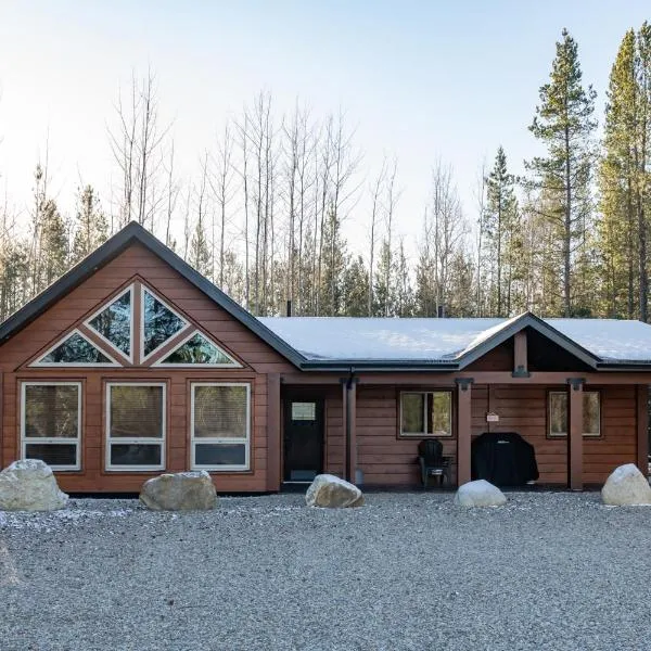 The Evergreen Cabin, hotel in Valemount