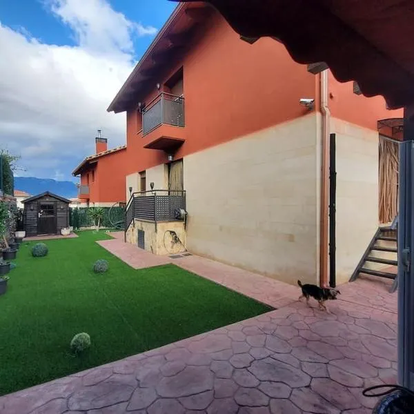 Chalet entero en La Rioja、ブリオネスのホテル