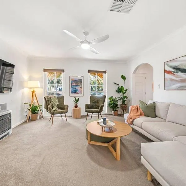 Viesnīca Sage By The Sea - Stylish Beachside Living with BBQ pilsētā Henley Beach South