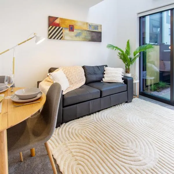 Botanic Bliss Bungalow: 1 bed loft, hotel v Christchurchu