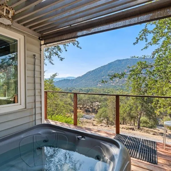 Views, Hot Tub, Outdoor Shower, 15m from Sequoia, hotel a Three Rivers