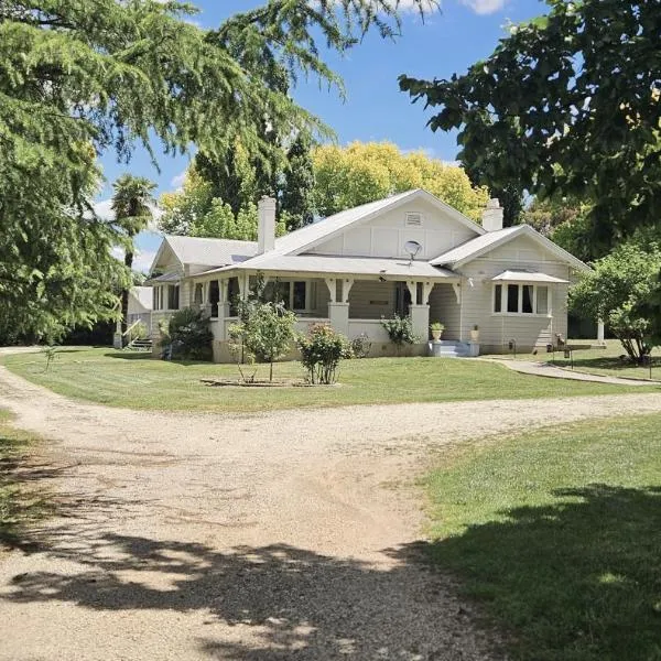 The Avenue Anahdale - Hidden 2.7 Acre Estate in town、Blayneyのホテル