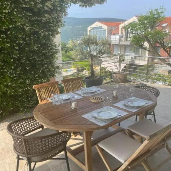 Acacia Hill Apartment C01 without pool, khách sạn ở Ðenovići