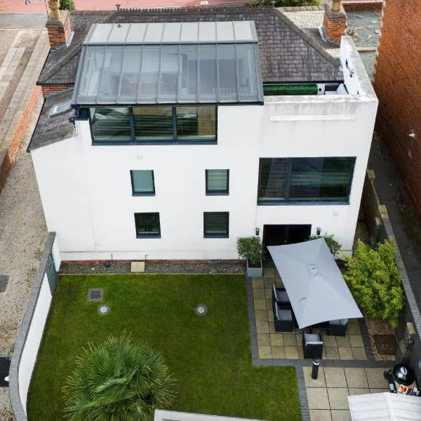 Thrushley Cottage in Wakefield - sleeps 7 - with roof terrace, hotell sihtkohas Middlestown