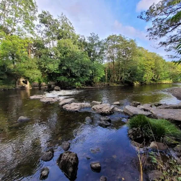 Riverside Bungalow - direct river access!, hotell i Ystradgynlais