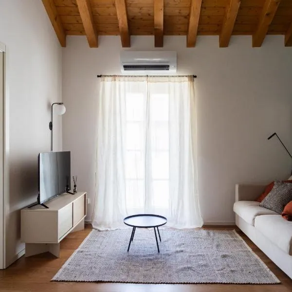 Double Private Parking, 2 Bedrooms & 2 Bathrooms - Elegant Apartment in Old Town, hotel v Udine