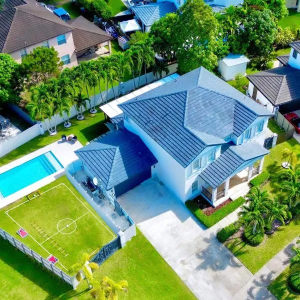 Miami Luxury Villa Heated Pool & Pool Table 5BD 4BR, hotell i Cutler Bay