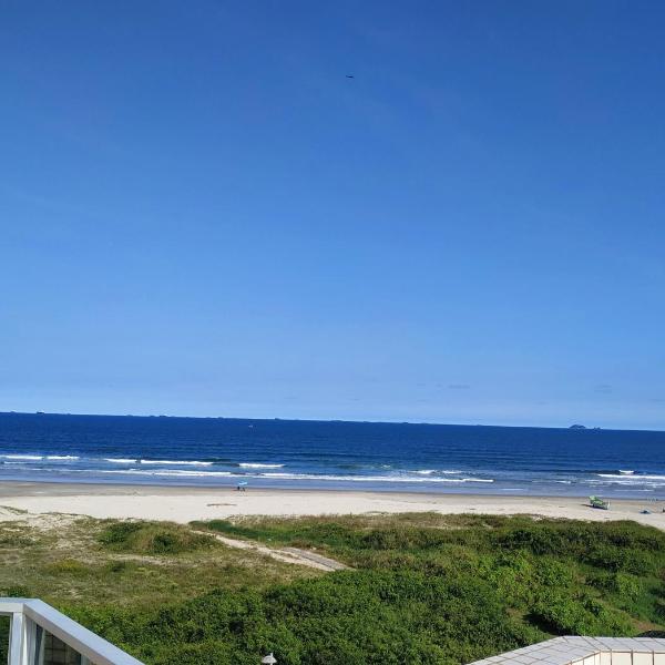 Apartamento de cobertura na beira mar e de frente para o mar. Vista maravilhosa.