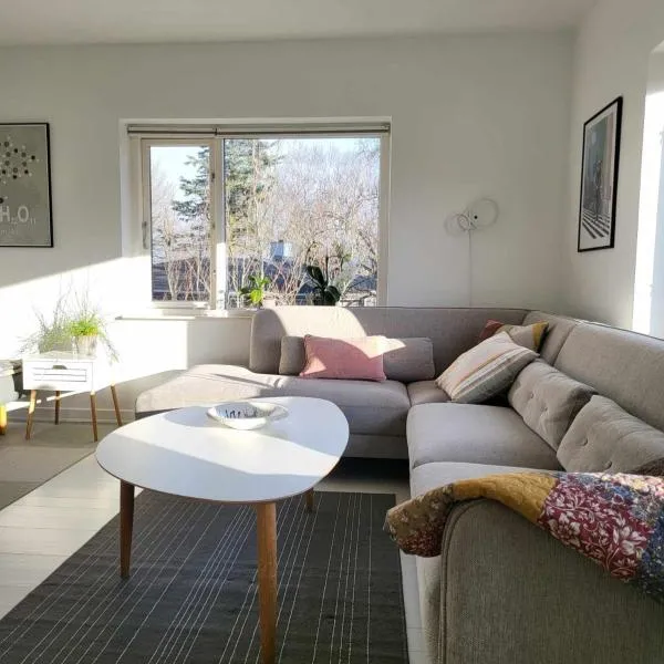Moderne villalejlighed på 110 kvm + stor terrasse, hotel en Viby