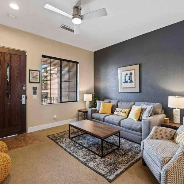 Modern La Quinta Condo Old Town, Pool, Golf, hotel in La Quinta