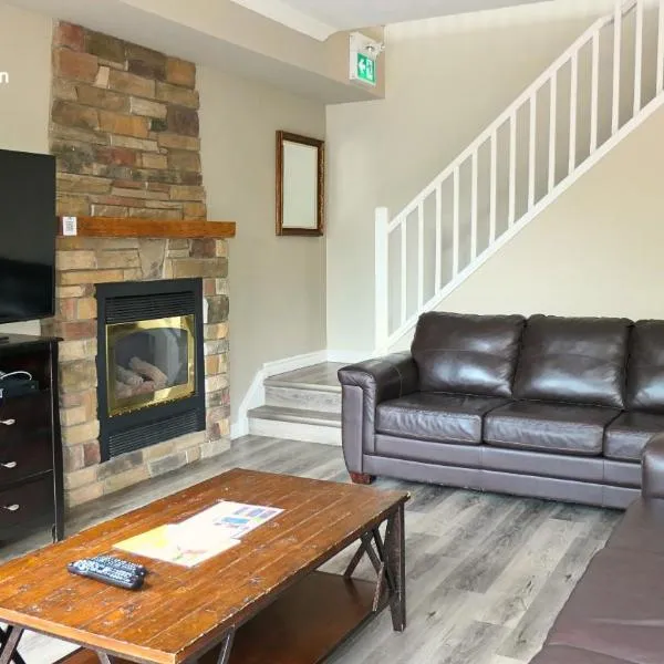 5 Bedrooms, Mountain Views, Steps from Blue Mountain Village, Hot Tub, BBQ, hotel v destinaci Blue Mountains