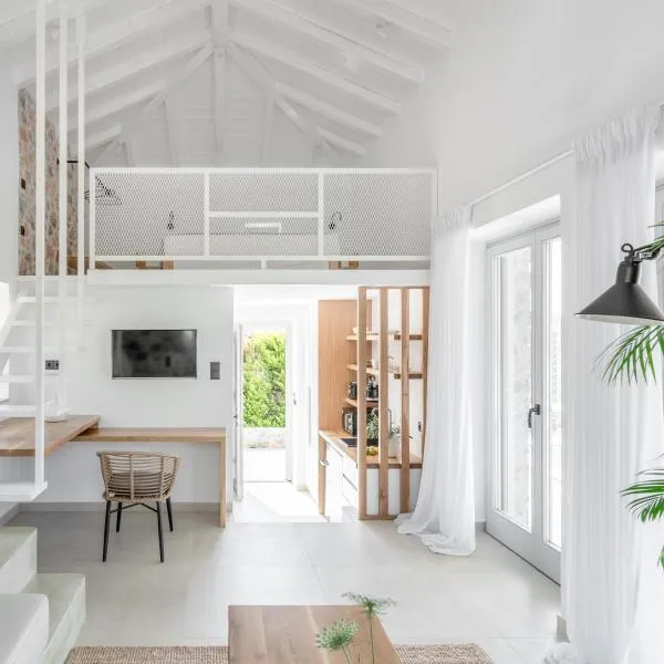 Stone build suite with private pool, hotel em Kolios