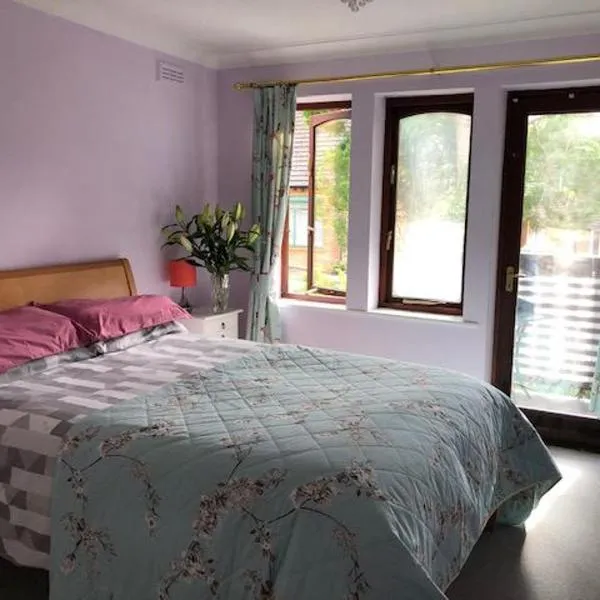 Cozy bedroom in well equipped apartment, hotel in Leatherhead
