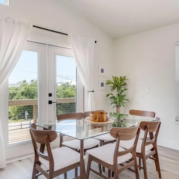 Bright New Beach House with In- Law Suite -- 2 blocks to beach!, hotel di St. Augustine