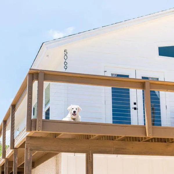 세인트 오거스틴에 위치한 호텔 Bright New Beach House with In- Law Suite -- 2 blocks to beach!