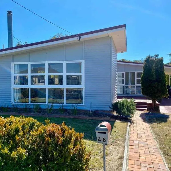 Charming Mid Century Bungalow- Entire home, hotel en Stanthorpe