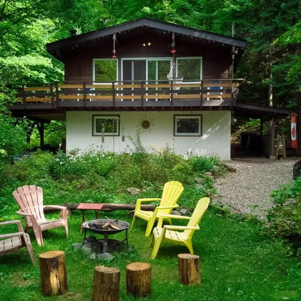 Chalet dans les arbres. 3 ch. /trees house 3bdr, отель в городе Lac Sainte-Marie