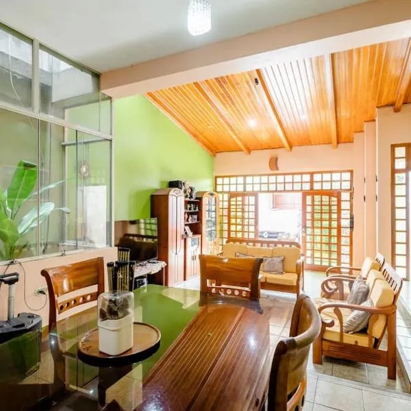 Casa Pinto - Alojamiento a 7 minutos del centro, khách sạn ở Iquitos